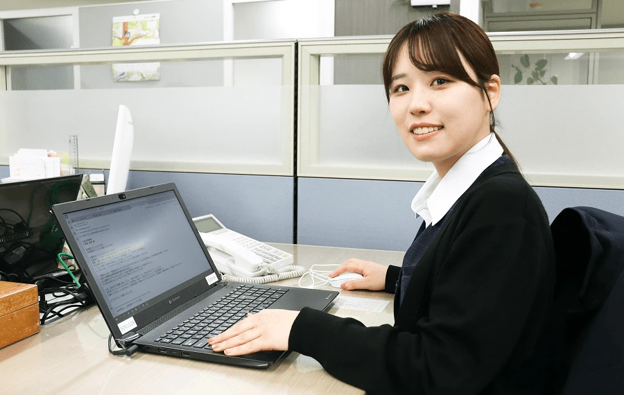 総務人事班 八重畑さんの写真