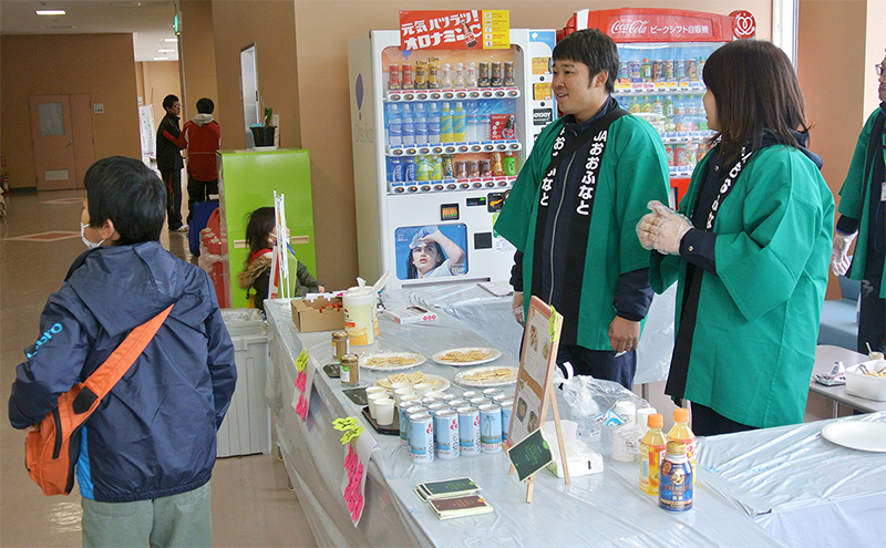 「自己改革推進プロジェクトチーム」の試食PRの様子1