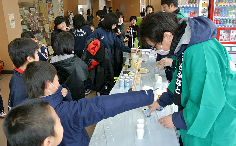 「自己改革推進プロジェクトチーム」の試食PRの様子1