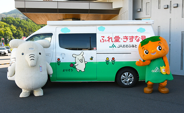 左正面から見た移動店舗の外観写真