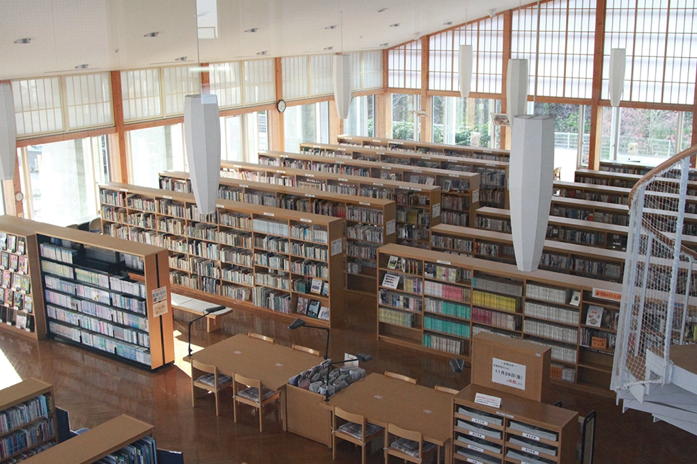 たくさんの本が並ぶ館内