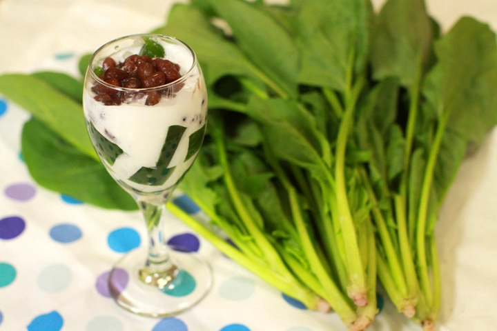 ほうれん草ゼリーと小豆の春パフェ