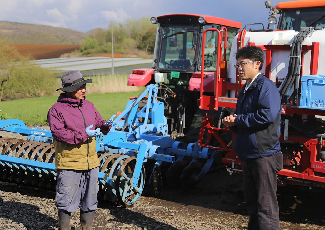 取材中の中崎知哉さん