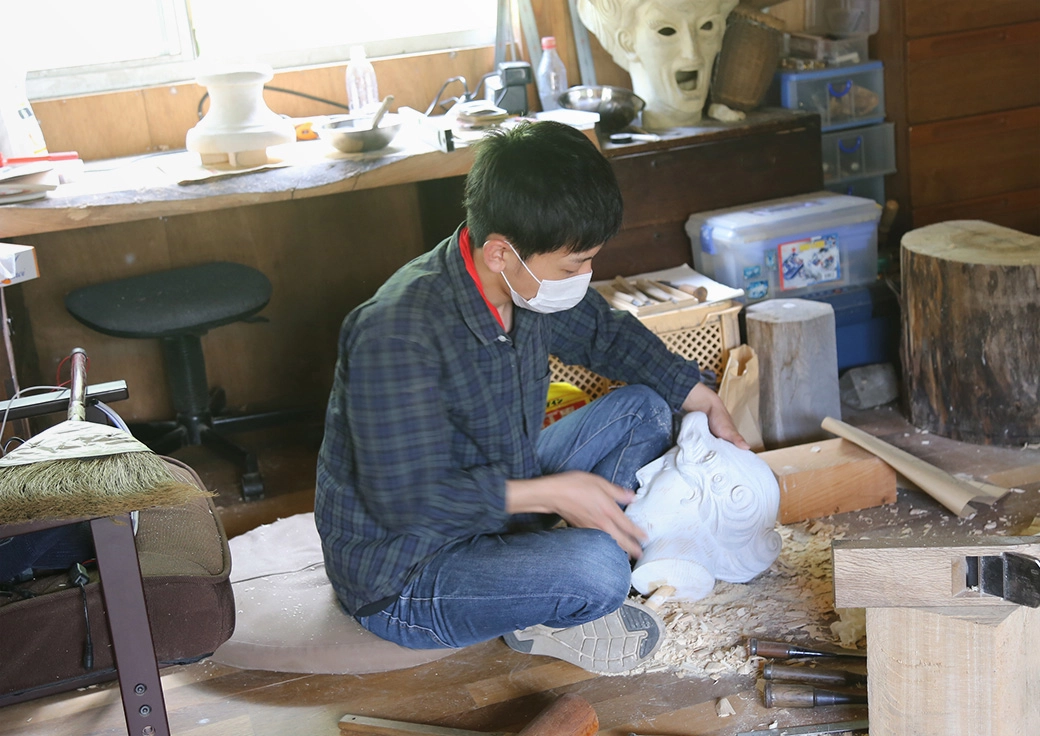 大山さんの彫刻制作のようす