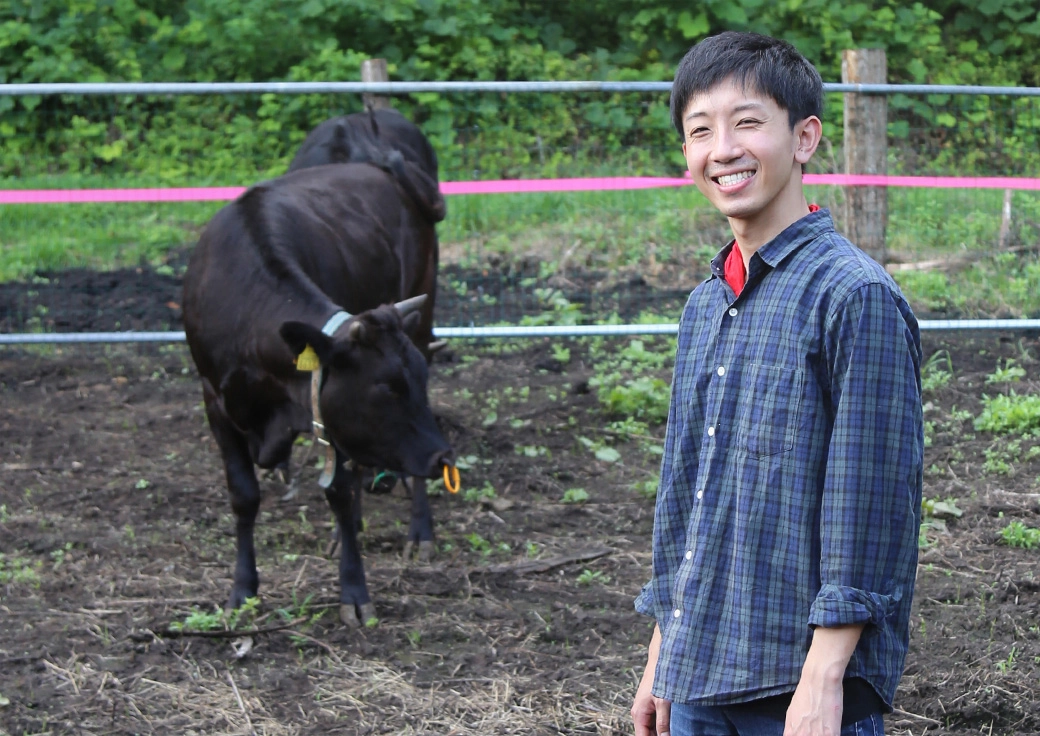 子牛と笑顔の大山さん