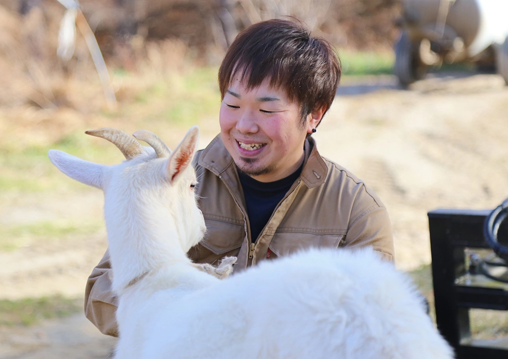 ヤギの面倒を見る山屋さん