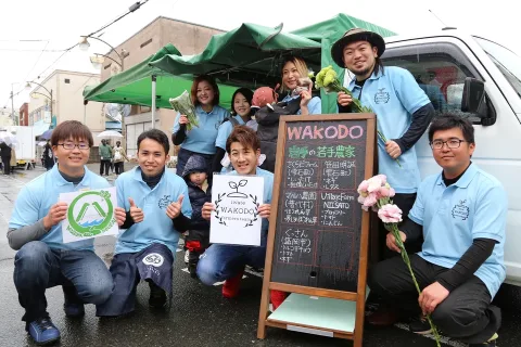 若手農家集い自慢の野菜販売　しずくいし軽トラ市始まる