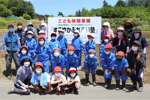 種の形の違いに驚き　一方井小学校の児童らが野菜の種まき