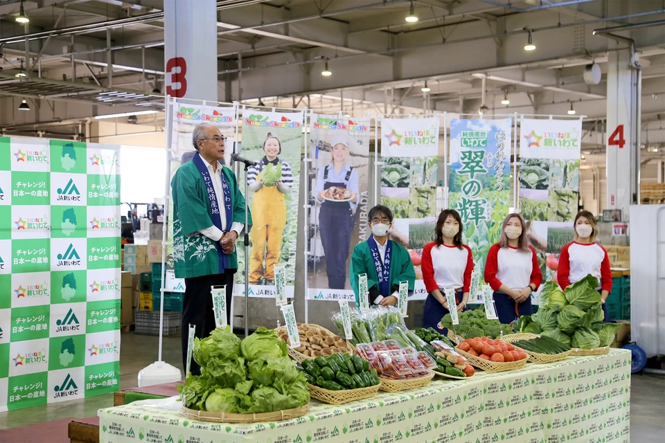 苅谷雅行代表理事組合長が夏野菜をPRする様子写真