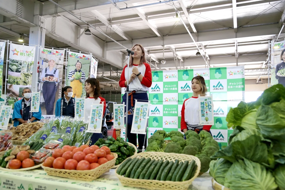 野菜応援隊が夏野菜をPRする様子写真