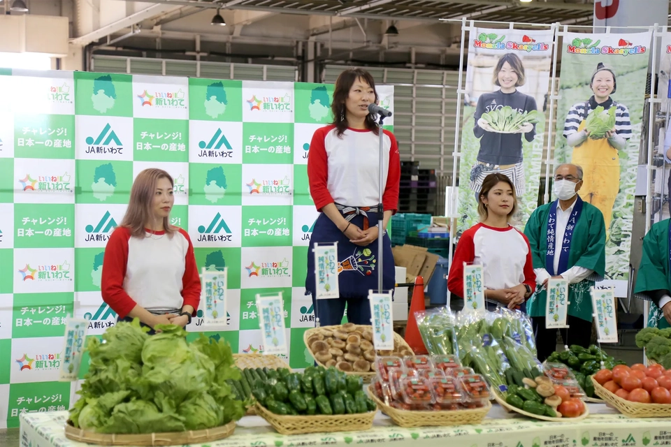 野菜応援隊が夏野菜をPRする様子写真