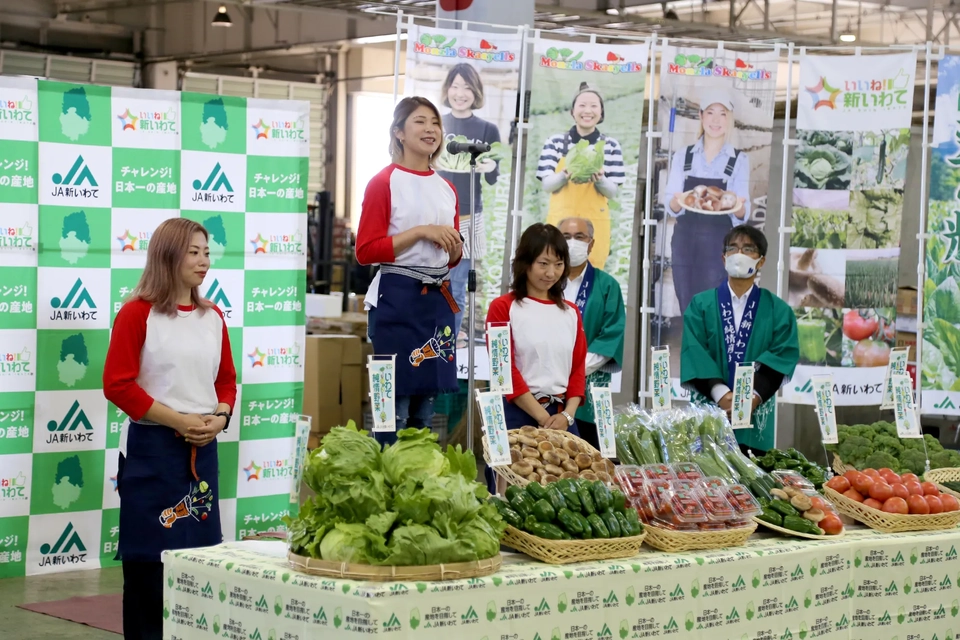 野菜応援隊が夏野菜をPRする様子写真