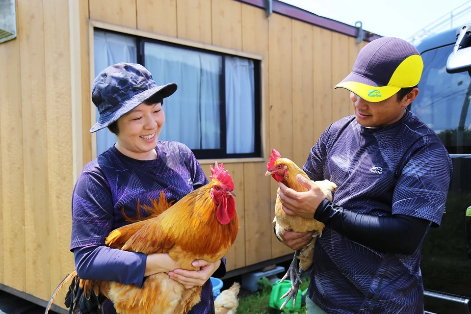 田鎖憲幸さんがハウスで野菜の成長を観察する様子写真