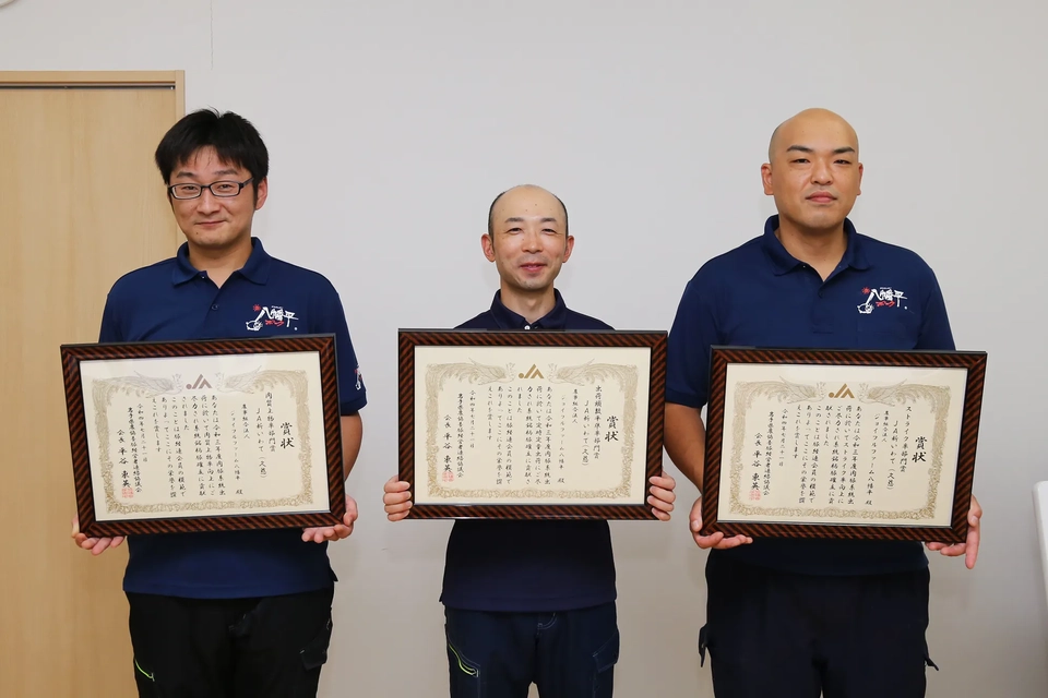 表彰状を持って並ぶ農事組合法人ジョイフルファーム八幡平の皆さん