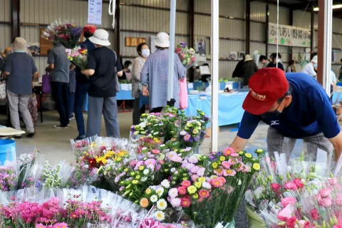 新鮮な切花が好評　南部営農経済センターでお盆市