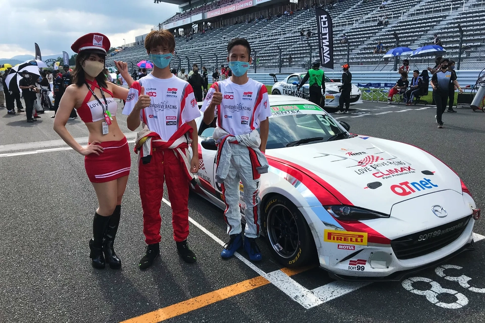 レースで撮影に応じる佐藤さんの様子写真