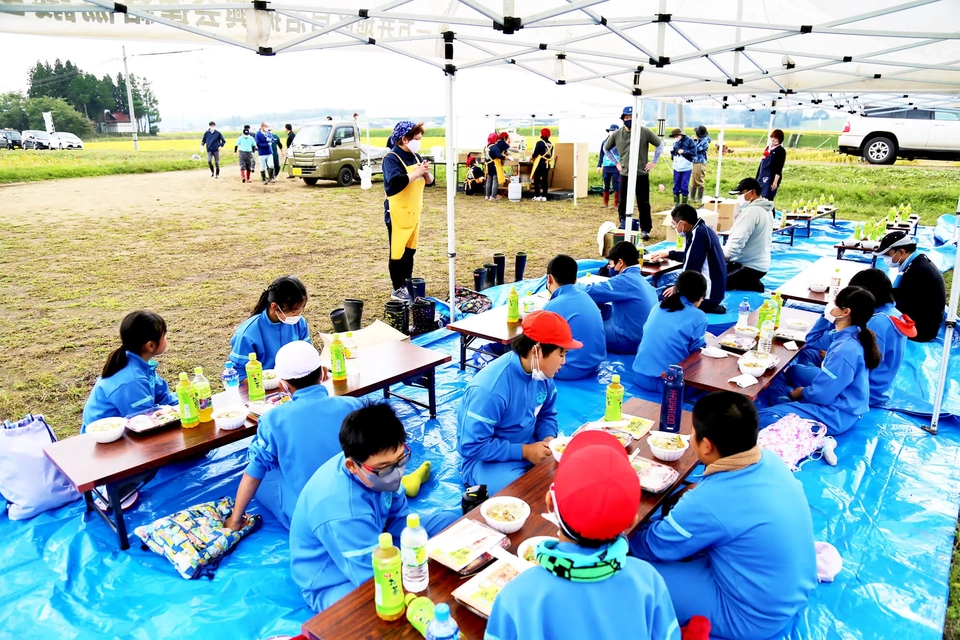 昼食を食べる一方井小学校５年生の様子写真