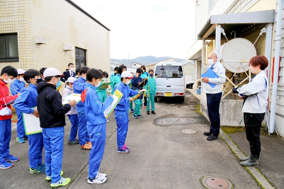 花き集出荷場見学の様子写真