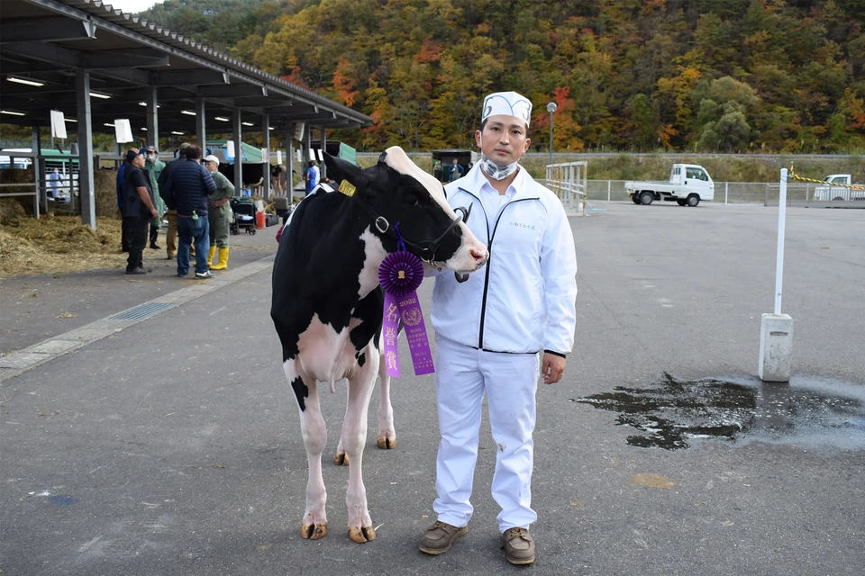 中村匡志さんと出品牛の写真