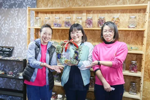 女性花農家が作るドライフラワーでショップ運営クリスマス向けワークショップ人気