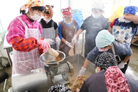 育てた大豆で味噌作り八幡平市立松野小学校