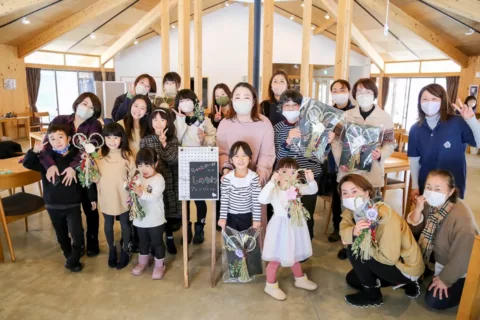 雫石町産の花を使い　<br>女性生産者が指導し「しめ縄作り教室」開催