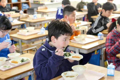 地元の学校給食に提供　<br>出前事業で「寒じめほうれんそう」食べて学ぶ