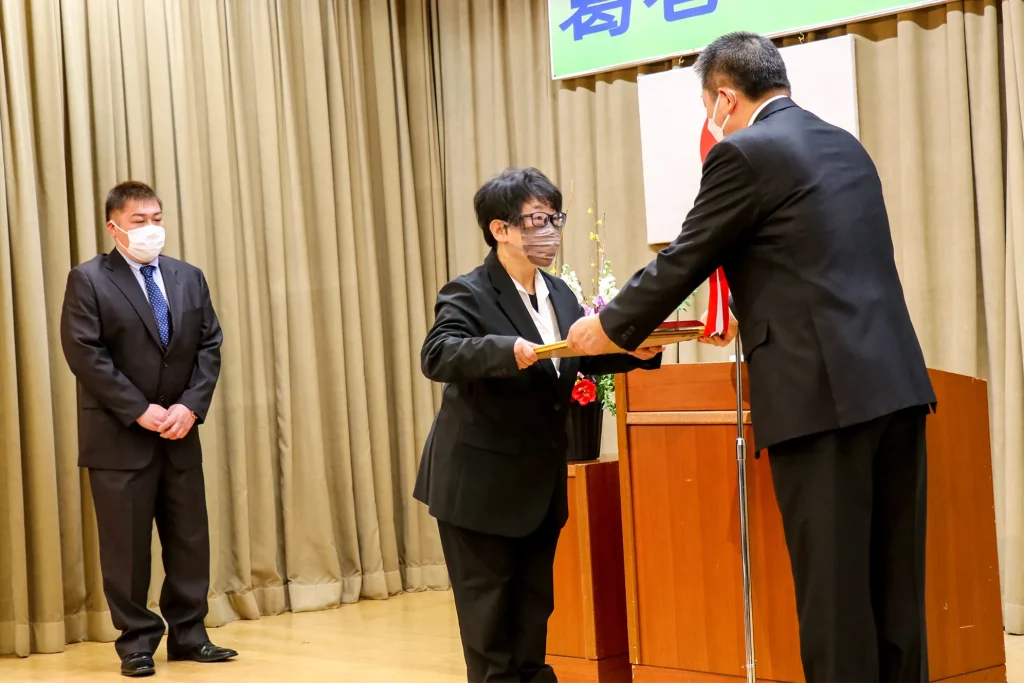 令和４年度葛巻町産業振興大会表彰の様子写真