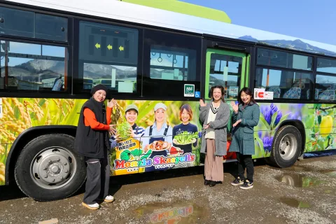 ラッピングバス運行開始　<br>地域住民に農畜産物をPR