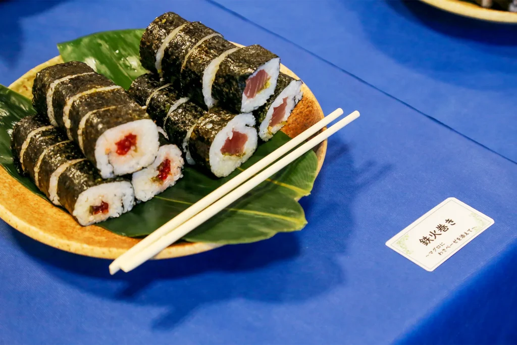 畑ワサビのオイル漬け試食の様子写真