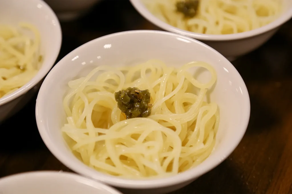 畑ワサビのオイル漬け試食の様子写真