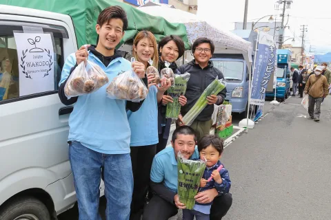 若手農家集い自慢の野菜販売　<br>しずくいし軽トラ市開幕