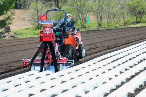 畝内散布で肥料コスト低減　<br>トラクタ用肥料散布機など実演