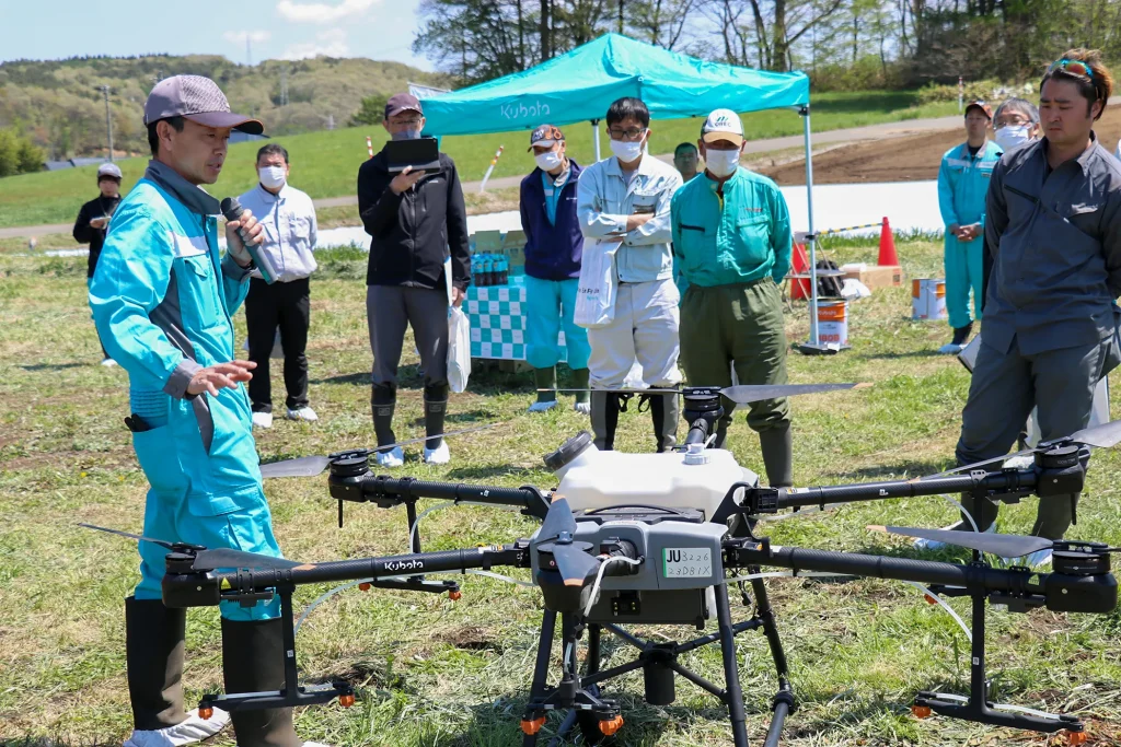 直進アシストトラクターマルチ同時施肥実演会の様子写真