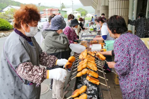 「青空ふれあい市」盛況　ＪＡ女性部葛巻支部