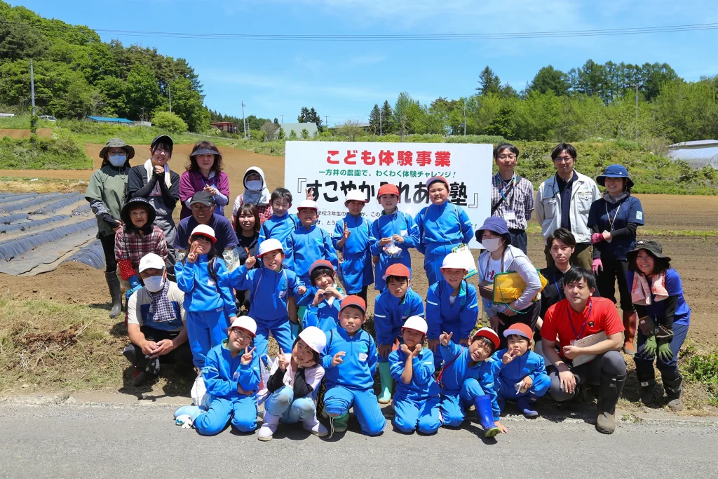 岩手町立一方井小学校野菜の苗の植え付けや種まきの様子写真