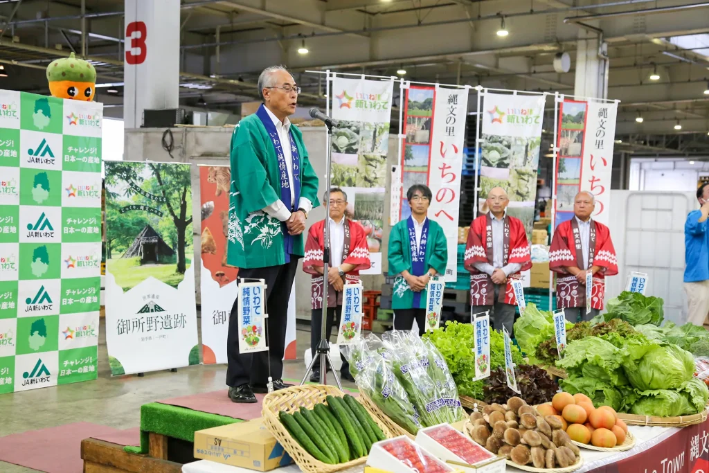 夏秋野菜のトップセールスの様子写真