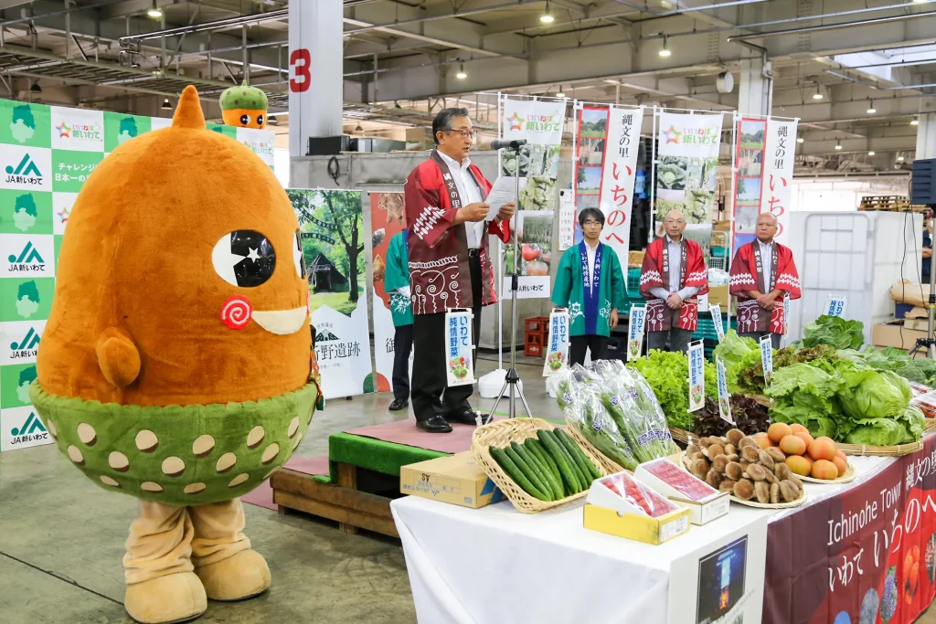 夏秋野菜のトップセールスの様子写真