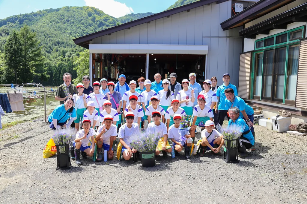 地元の小学生のリンドウの収穫などを体験する様子写真