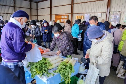 たまやまふれあい市最終市　<br>買い物客でにぎわいみせる