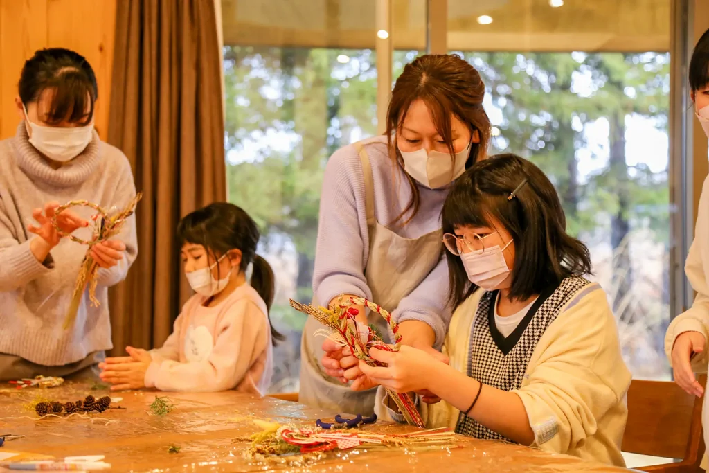 七ツ森地域交流センターで開かれたしめ縄づくり教室の様子写真