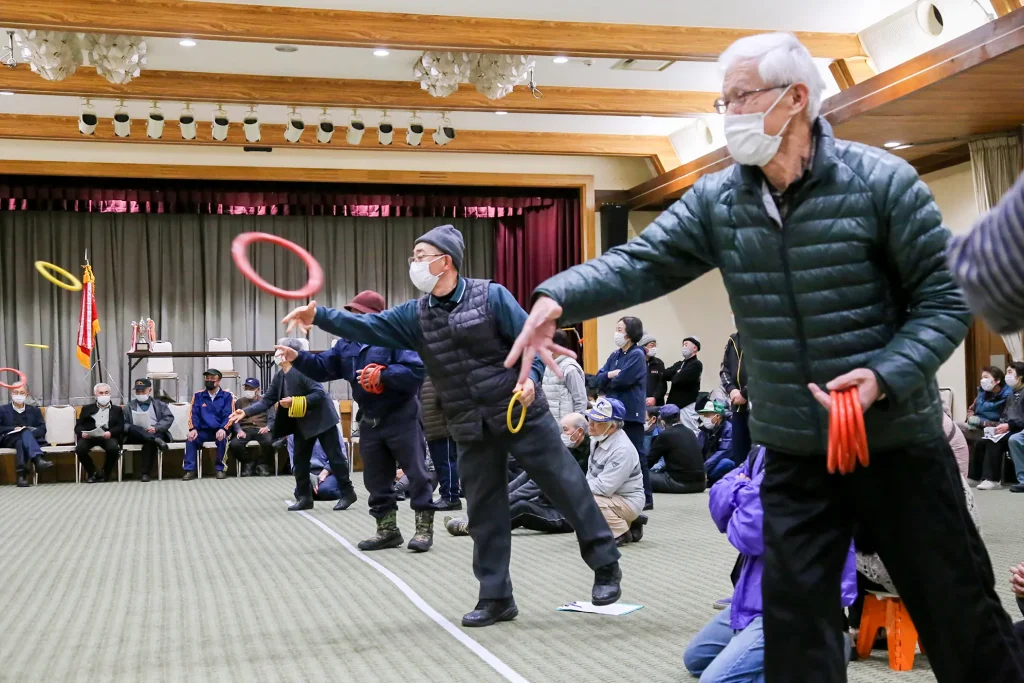 葛巻支所年金友の会わなげ大会の様子写真