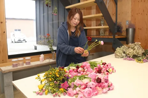 春需要期に向け花の出荷最盛　<br>一足早く春をお届け