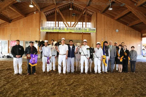 グランドチャンピオンに漆真下さん、ＧＲＦホルスタインズ　<br>県北ブラック＆ホワイトショウ