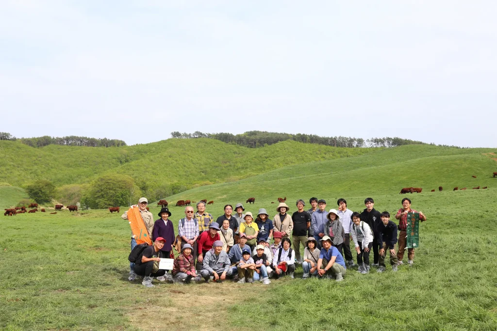 放牧された山形村短角牛と触れ合う参加者