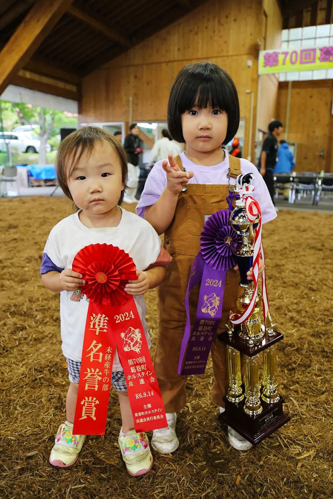 トロフィーを持つ子どもたち