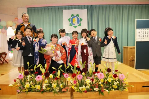 園児の門出に花添える　<br>岩手県雫石町の若手花き生産者