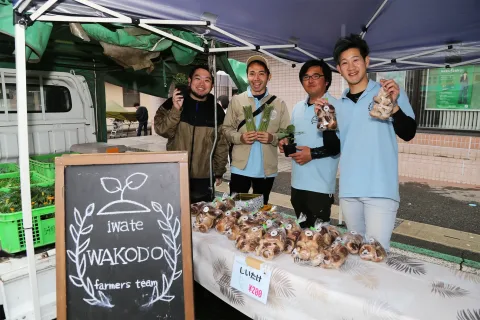 若手農家ら旬の品販売　<br>元祖「しずくいし軽トラ市」開幕