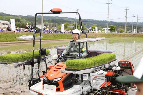 県オリジナル新品種「白銀のひかり」　<br>達増知事が田植え