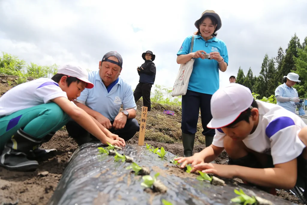 リンドウの苗の定植作業体験